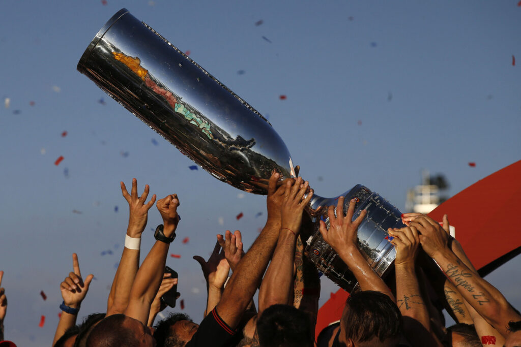 Ganadores de la Copa Chile alzando el trofeo.