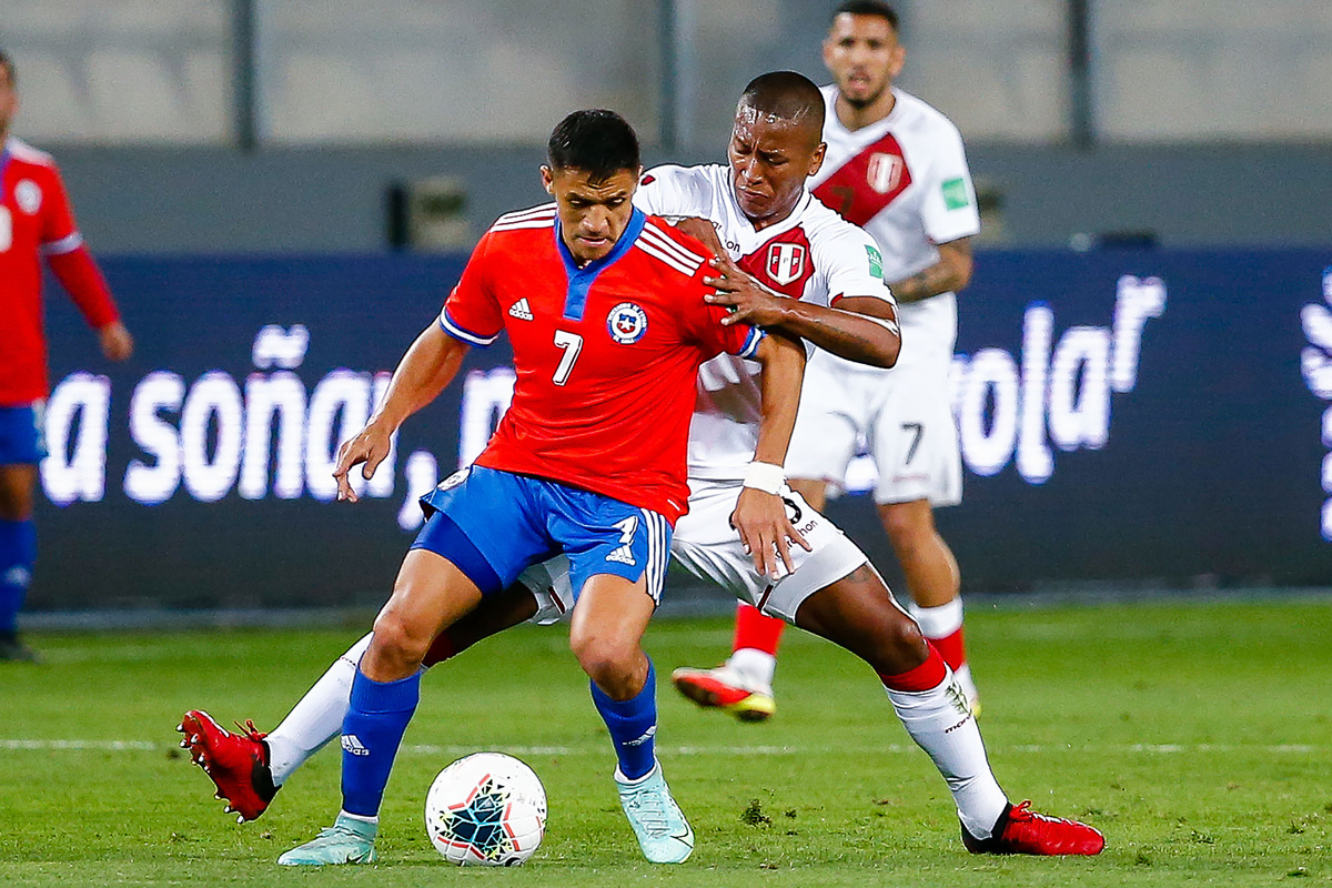 Jugadores de Chile y Perú disputando un balón.