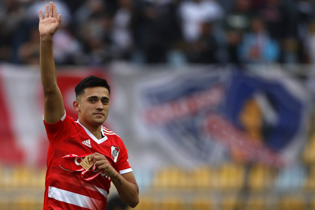 Pablo Solari saludando a los hinchas de Colo-Colo.