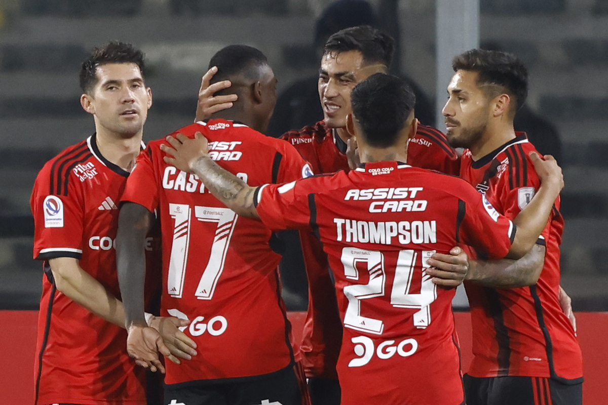 Jugadores de Colo-Colo celebrando un gol.