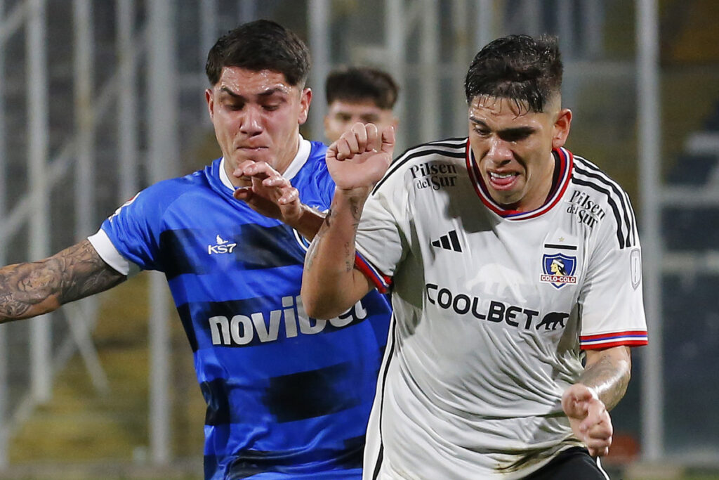 Jugador de Colo-Colo y Huachipato disputando un balón.