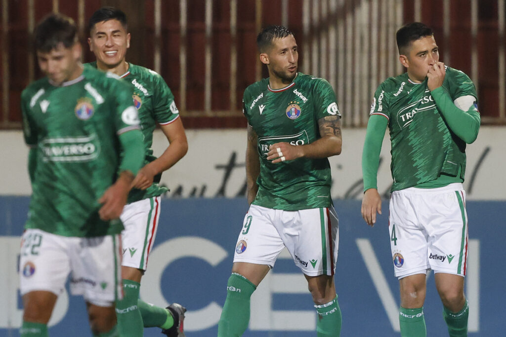 Jugadores de Audax Italiano celebrando un gol.