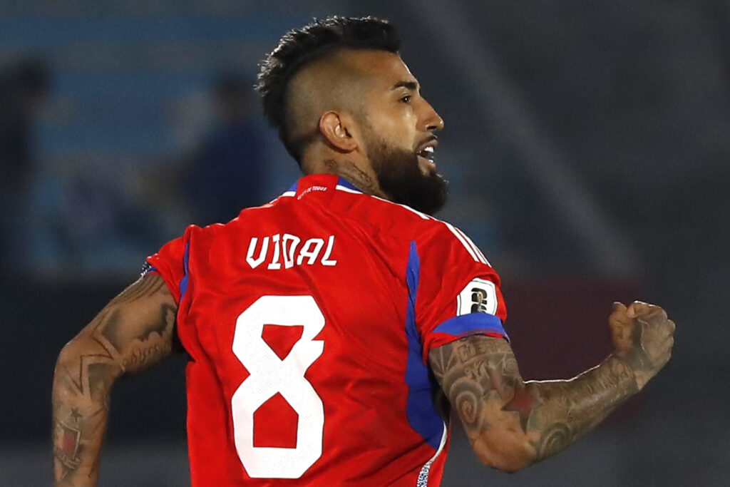 Arturo Vidal empuñando su mano derecha con la camiseta de la Selección Chilena.