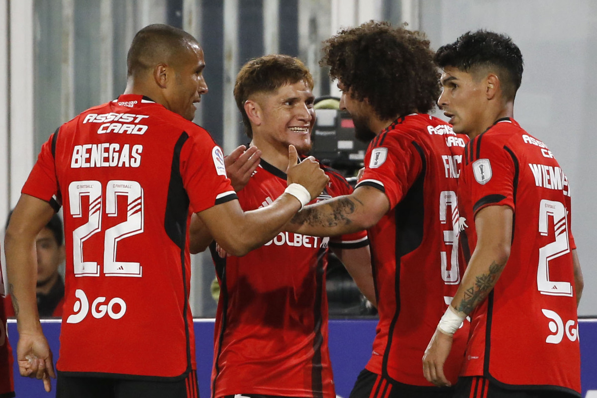 Jugadores de Colo-Colo celebrando un gol durante la temporada 2023.