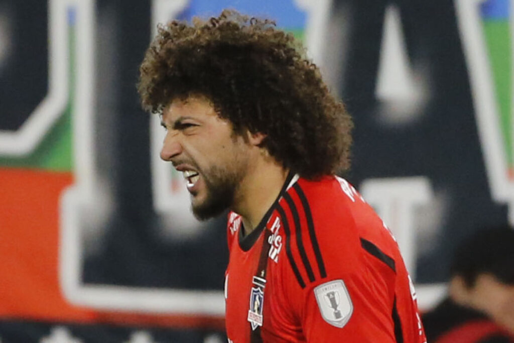 Maximiliano Falcón con cara de lamento mientras defiende la camiseta de Colo-Colo durante la temporada 2023.