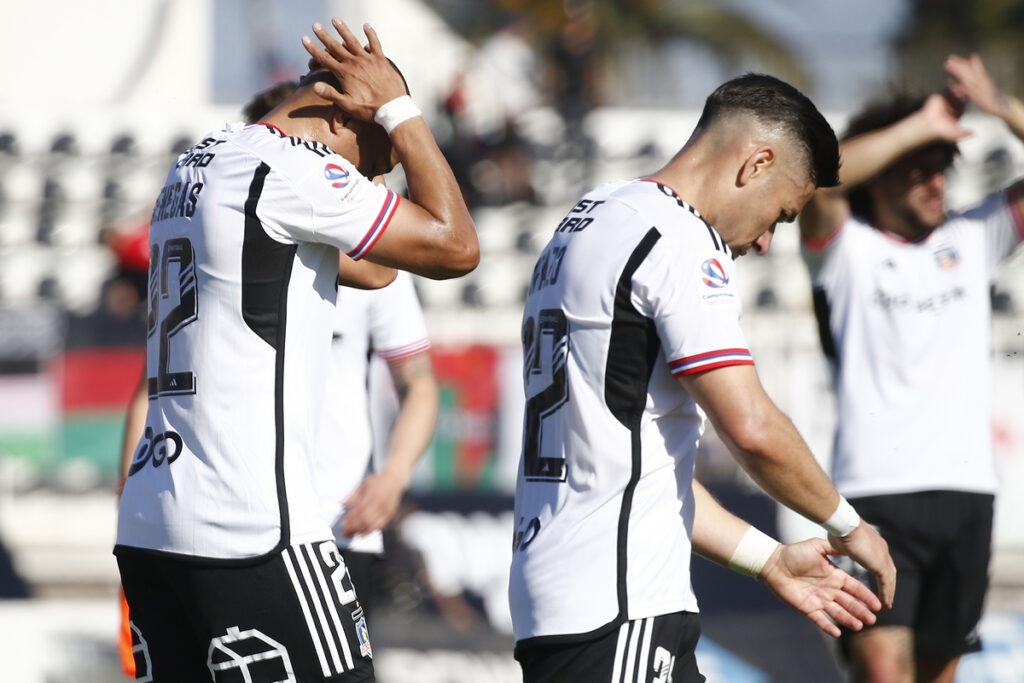 Jugadores de Colo-Colo lamentándose.