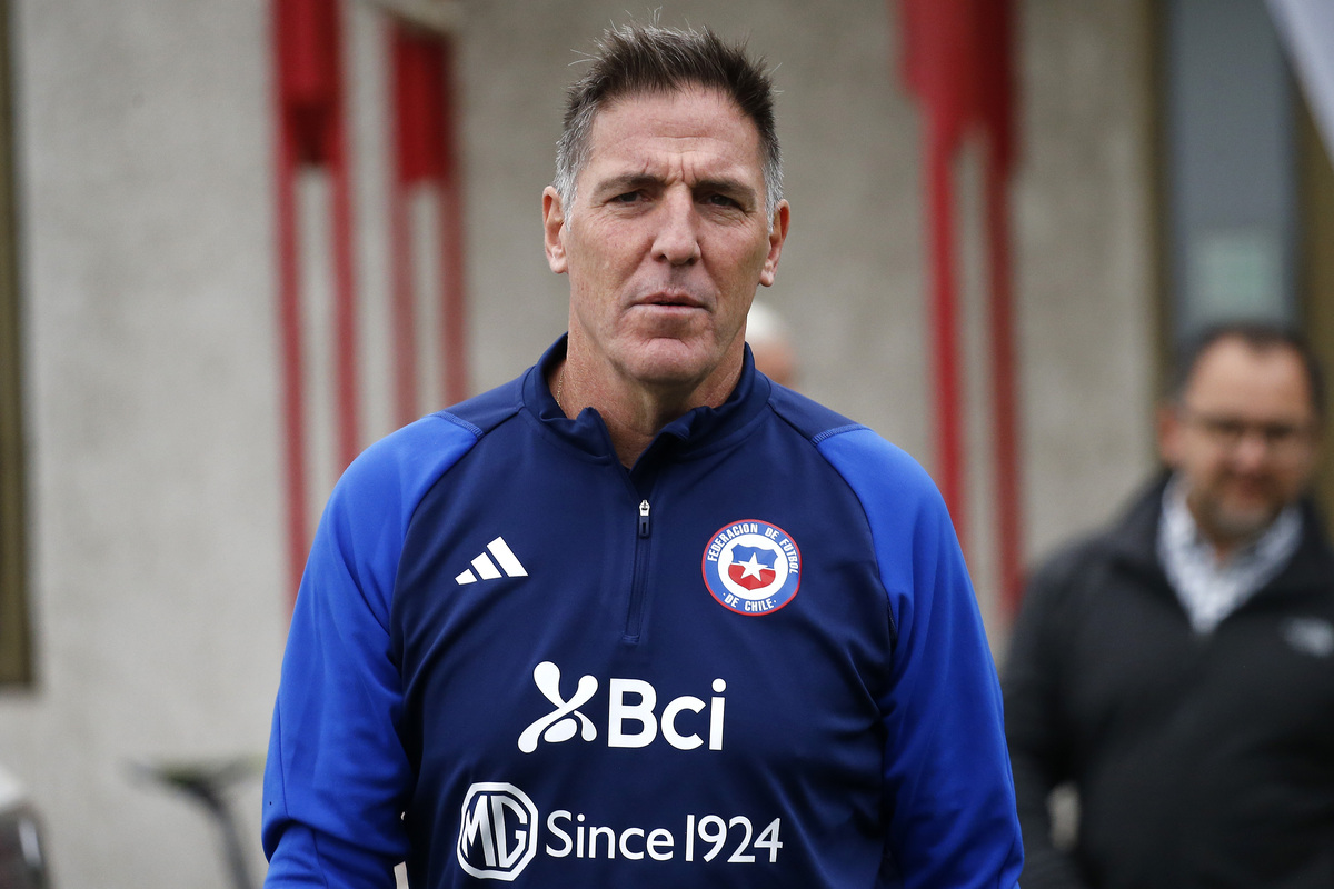 Eduardo Berizzo serio con indumentaria de la Selección Chilena.