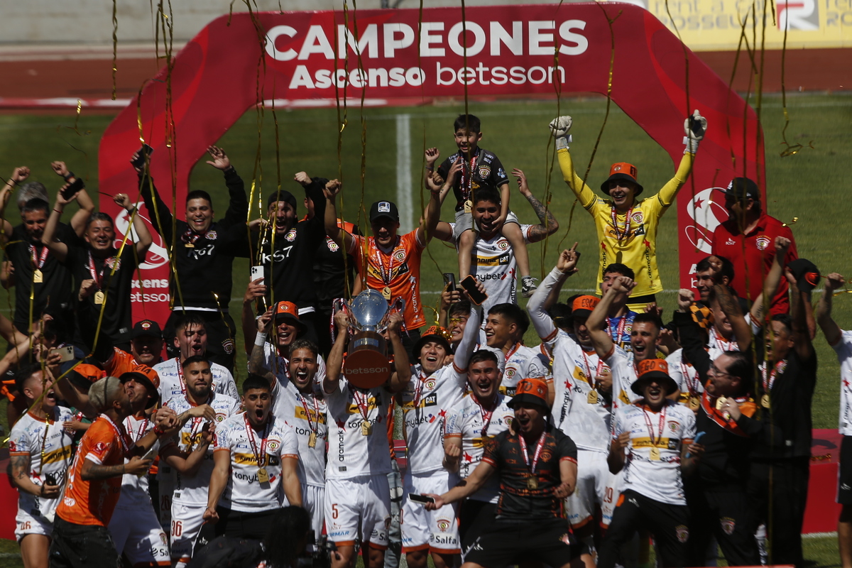 Jugadores de Cobreloa celebrando el título de Primera B.