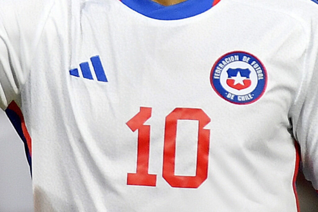 Camiseta alternativa de la Selección Chilena durante la temporada 2023.