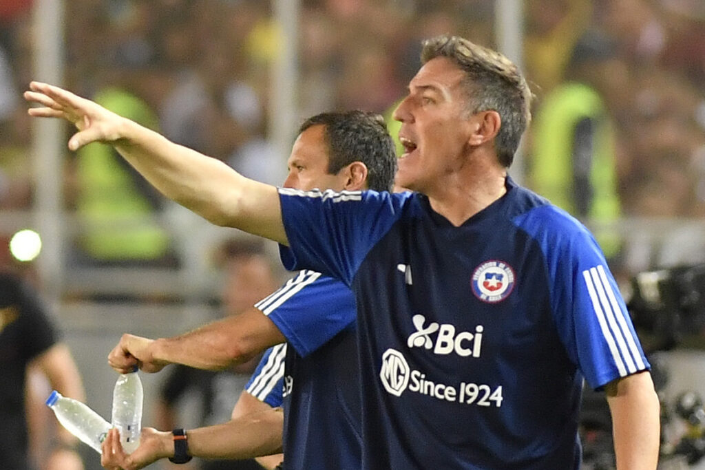 Eduardo Berizzo con el brazo en alto entregando instrucciones a los jugadores de la Selección Chilena.