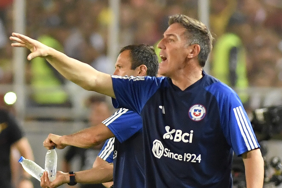 Eduardo Berizzo con el brazo en alto entregando instrucciones a los jugadores de la Selección Chilena.