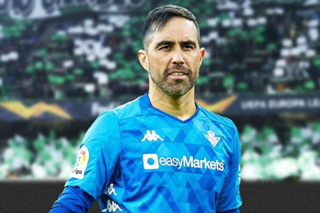 Claudio Bravo con la camiseta del Real Betis.