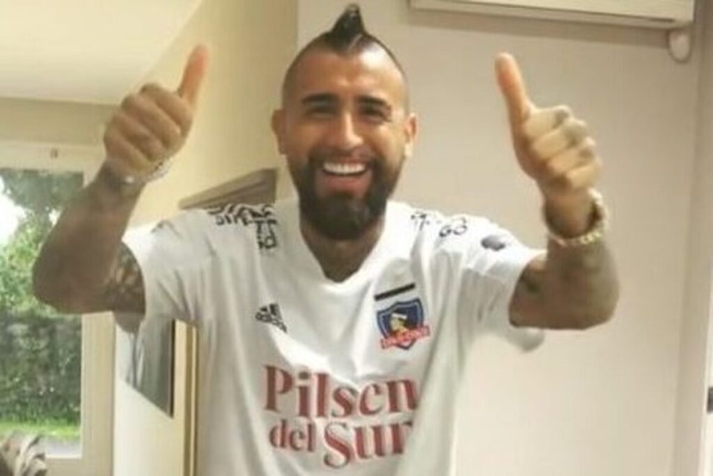 Arturo Vidal alegre con sus pulgares arriba vistiendo la camiseta de Colo-Colo.