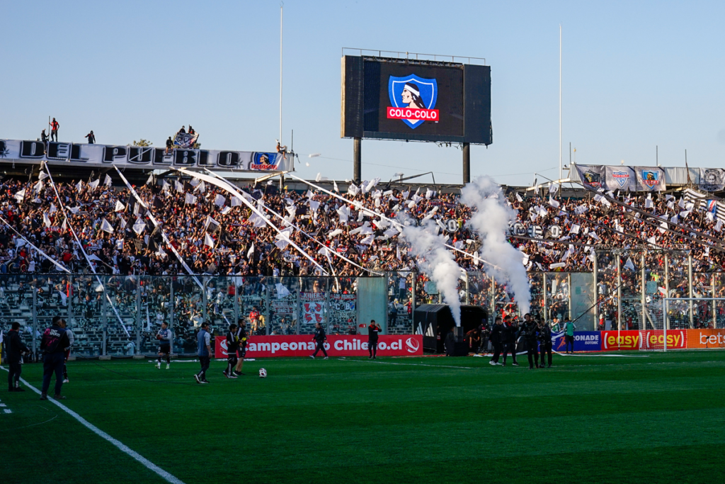 Fotografía al sector Arica del Estadio Monumental justo en el momento en que los hinchas de Colo-Colo reciben al primer equipo en el triunfo 1-0 sobre Cobreloa por la Copa Chile 2023.