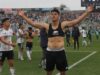 Damián Pizarro con un peto y los brazos abiertos