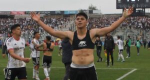 Damián Pizarro con un peto y los brazos abiertos