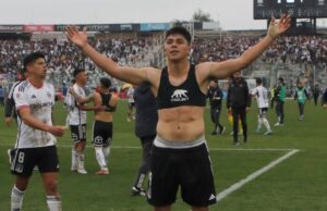 Damián Pizarro con un peto y los brazos abiertos