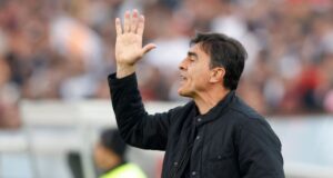 Gustavo Quinteros con el brazo derecho levantado