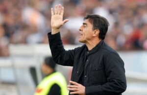 Gustavo Quinteros con el brazo derecho levantado