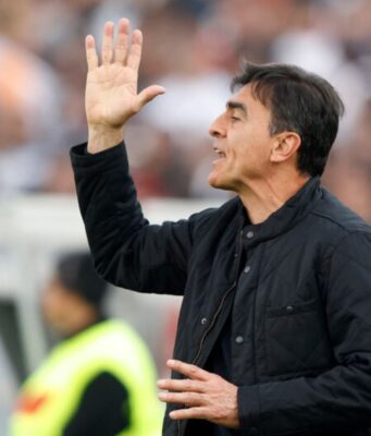 Gustavo Quinteros con el brazo derecho levantado