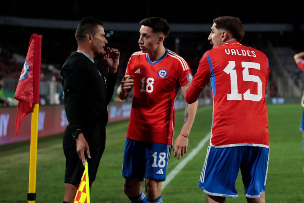 Jugadores de Chile conversando con el asistente