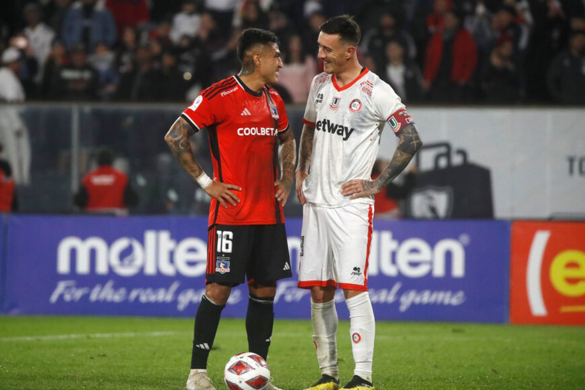 Tomás Asta-Buruaga jugando ante Colo-Colo