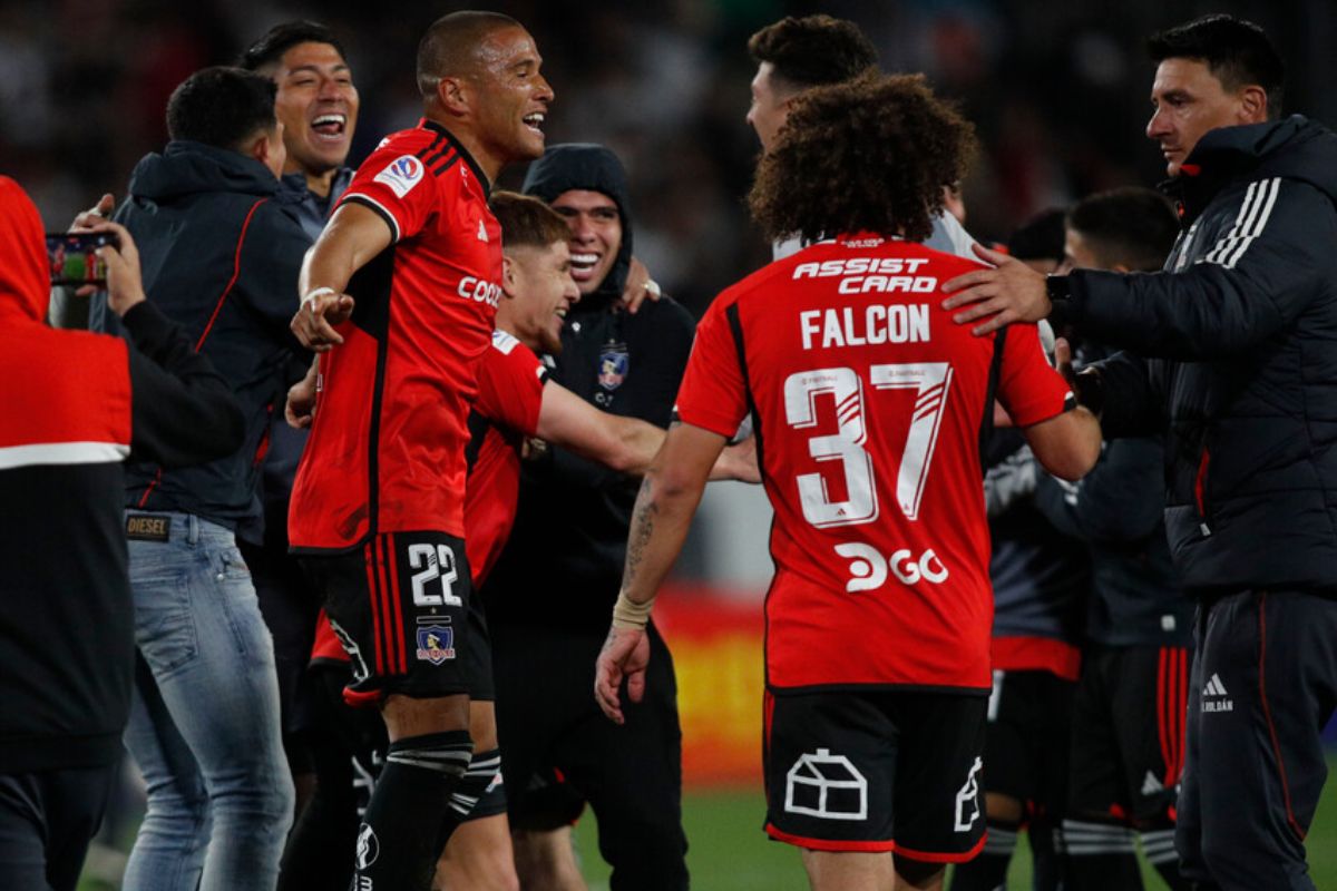 Futbolistas con la camiseta roja de Colo-Colo saltando y festejando