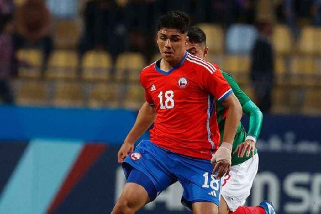 Damián Pizarro con la camiseta 18 de La Roja