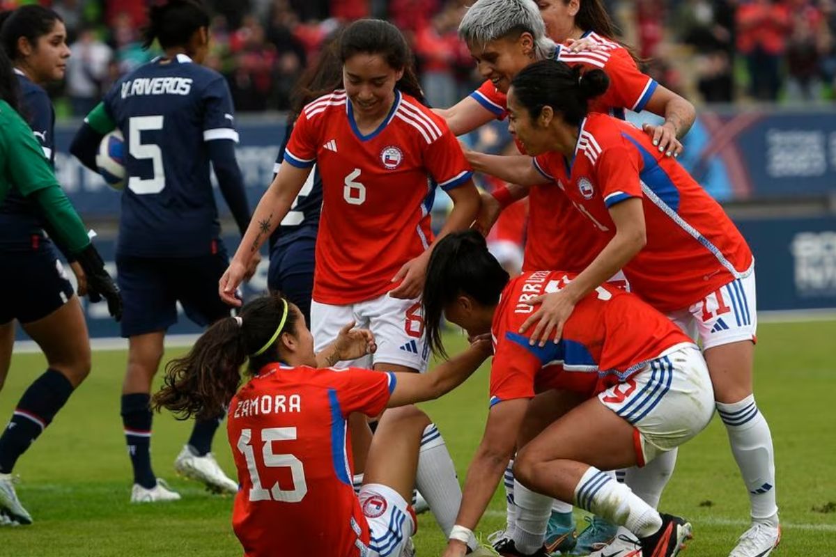 Jugadoras de La Roja Femenina celebrando