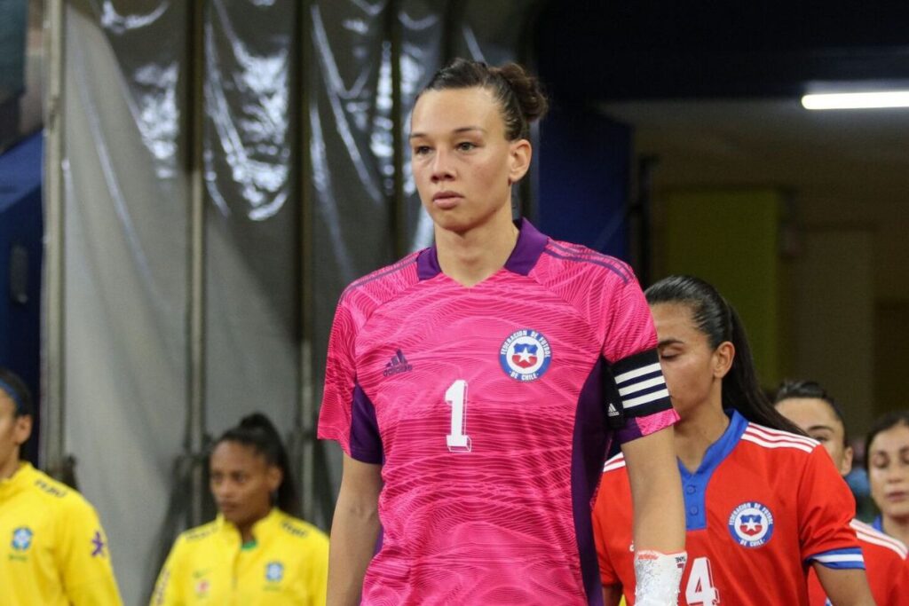 Christiane Endler con la camiseta 1 de La Roja