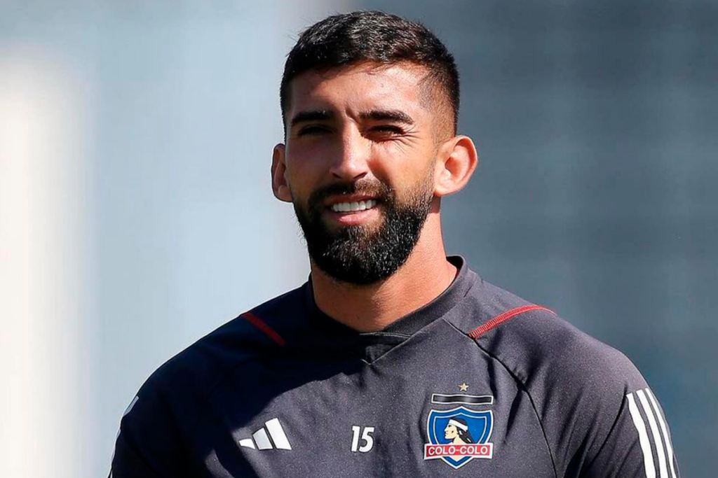 Emiliano Amor sonriendo en pleno entrenamiento de Colo-Colo durante la temporada 2023.