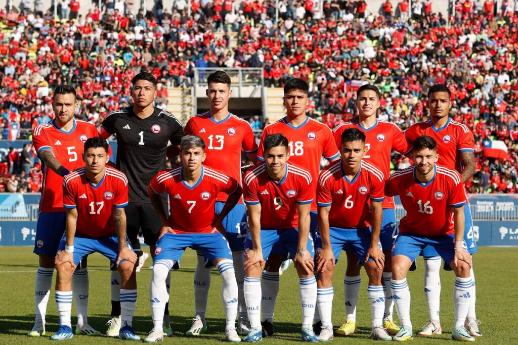 Jugadores titulares de la Selección Chilena Sub 23 posando para la foto oficial.