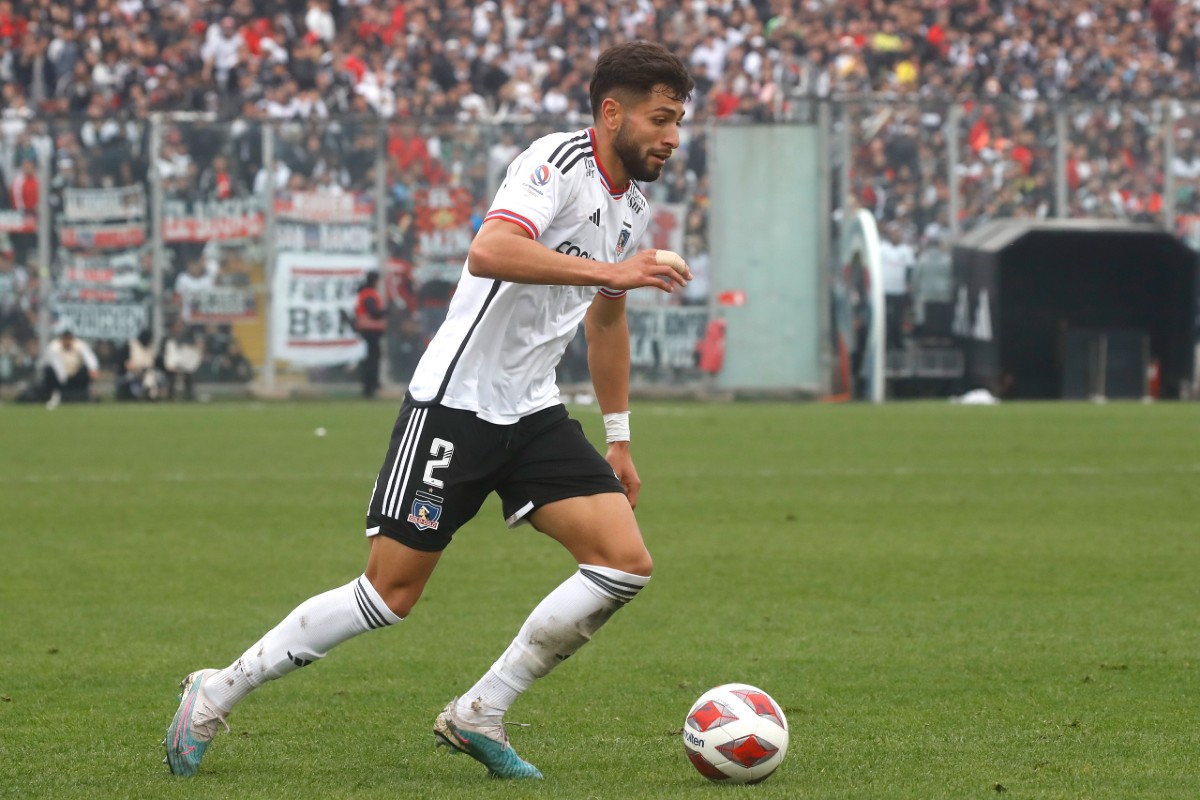 Jeyson Rojas con la pelota en un partido de Colo-Colo