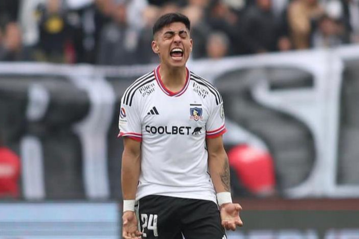 Jordhy Thompson gritando con la camiseta blanca de Colo-Colo