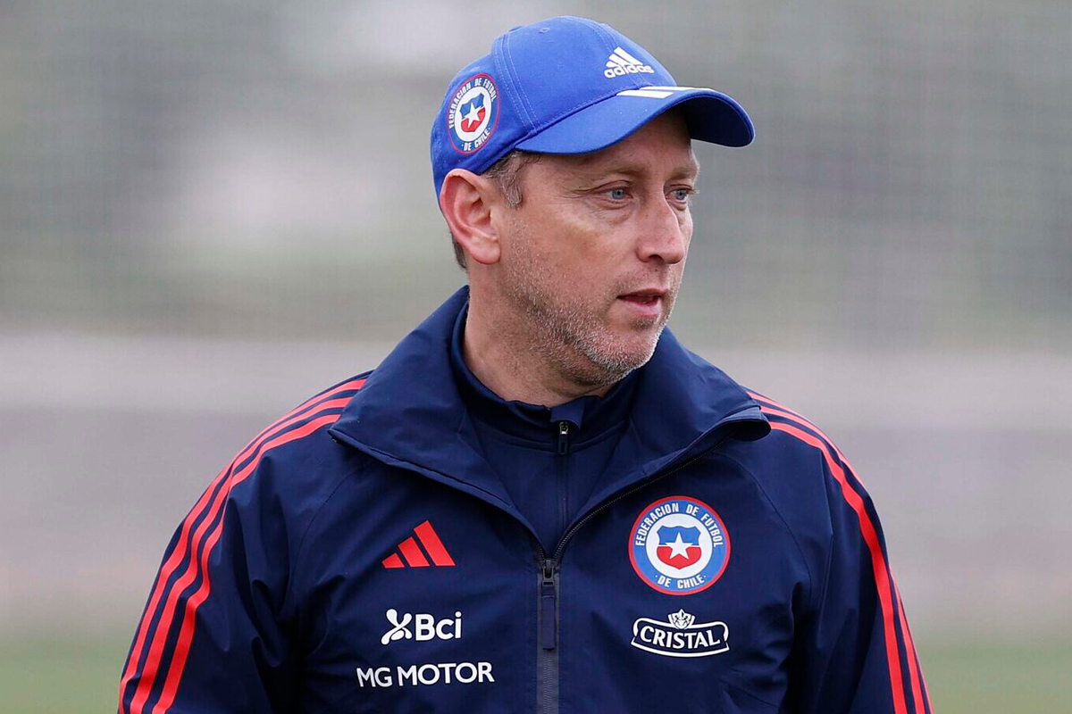 Luis Mena en pleno entrenamiento de la Selección Chilena Femenina durante la temporada 2023.