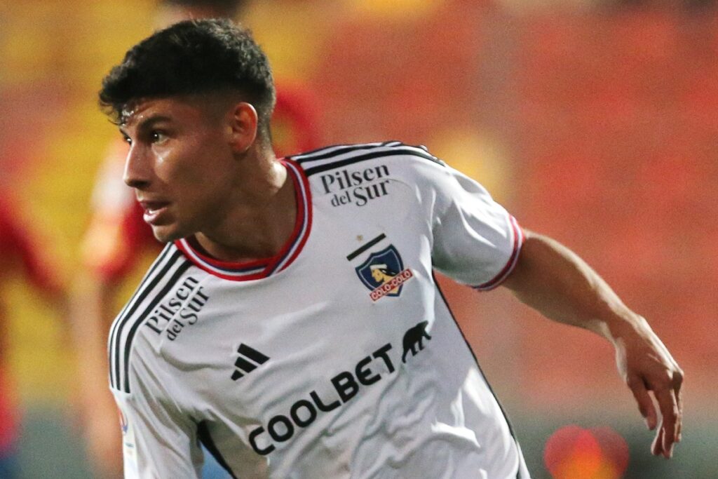 Alexander Oroz disputando un partido con la camiseta de Colo-Colo.