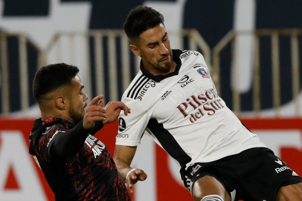 Paulo Díaz marcando a Juan Martín Lucero en el marco del triunfo 2-1 de River Plate sobre Colo-Colo por la Copa Libertadores 2022.