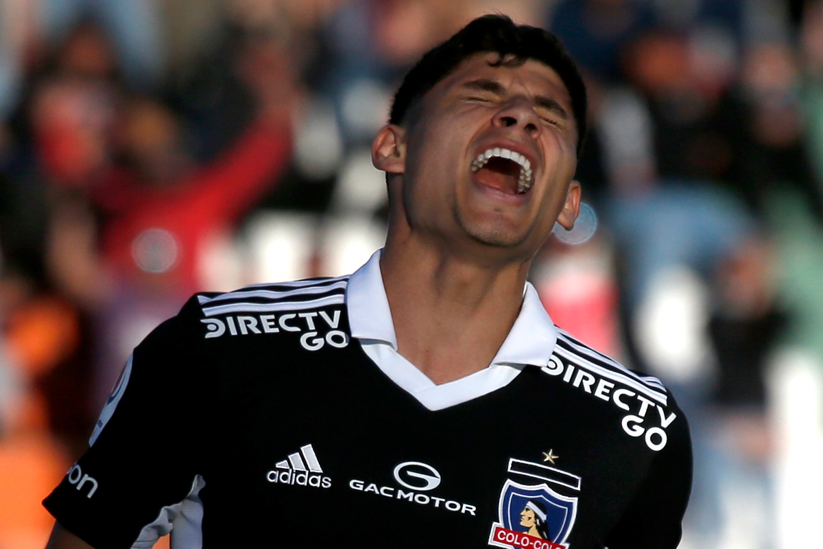 Alexander Oroz con una evidente cara de lamento en pleno partido de Colo-Colo.