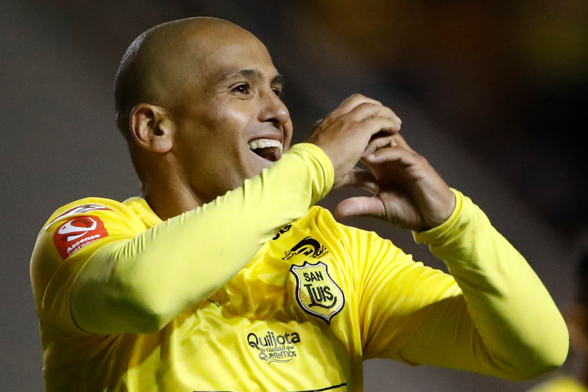 Humberto Suazo celebrando un gol con la camiseta de San Luis de Quillota durante la temporada 2023.