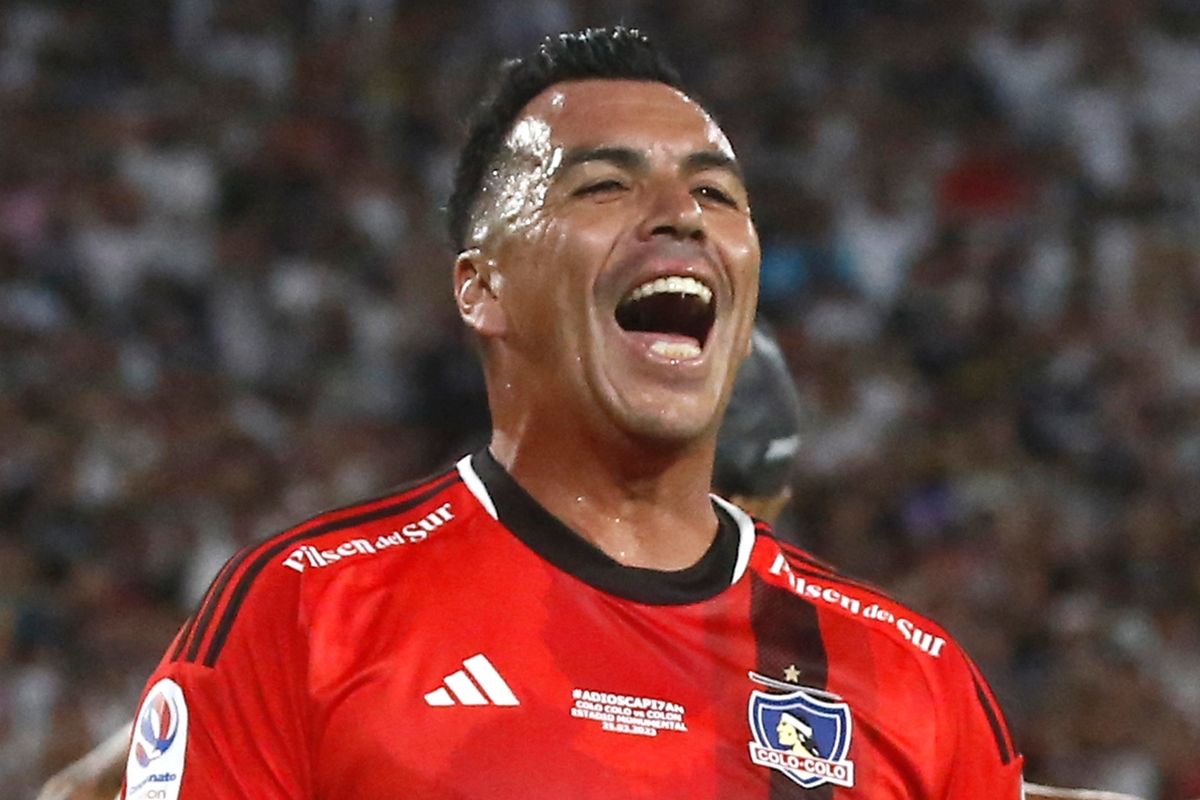 Esteban Paredes con la cara llena de risa durante su partido de despedida del fútbol profesional con la camiseta de Colo-Colo durante la temporada 2023.