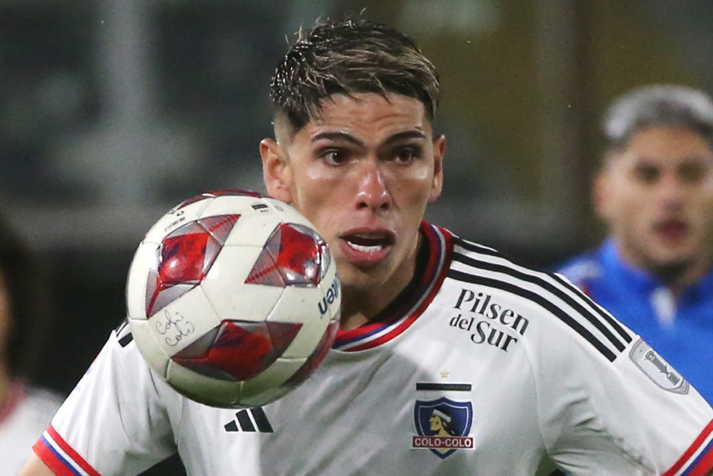 Carlos Palacios disputa un balón con la camiseta de Colo-Colo durante la temporada 2023.