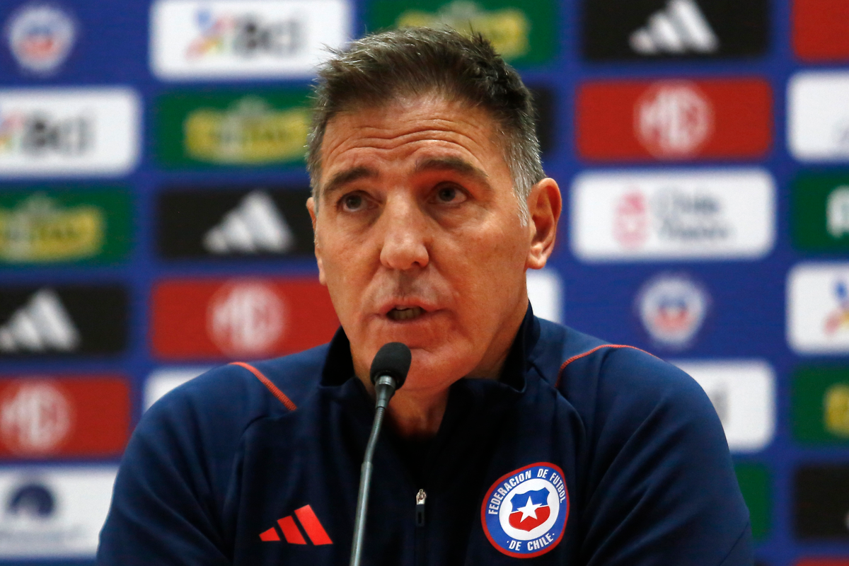 Eduardo Berizzo en plena conferencia de prensa en su rol como entrenador de la Selección Chilena.
