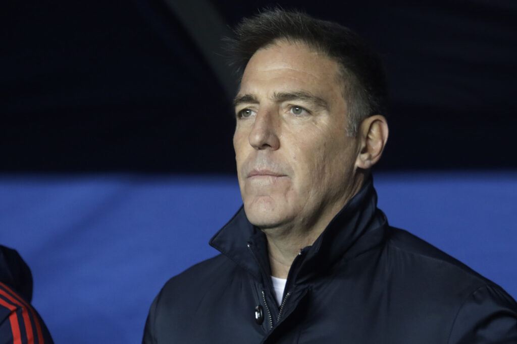 Eduardo Berizzo con la mirada puesta en un objetivo en pleno partido de la Selección Chilena durante la temporada 2023.