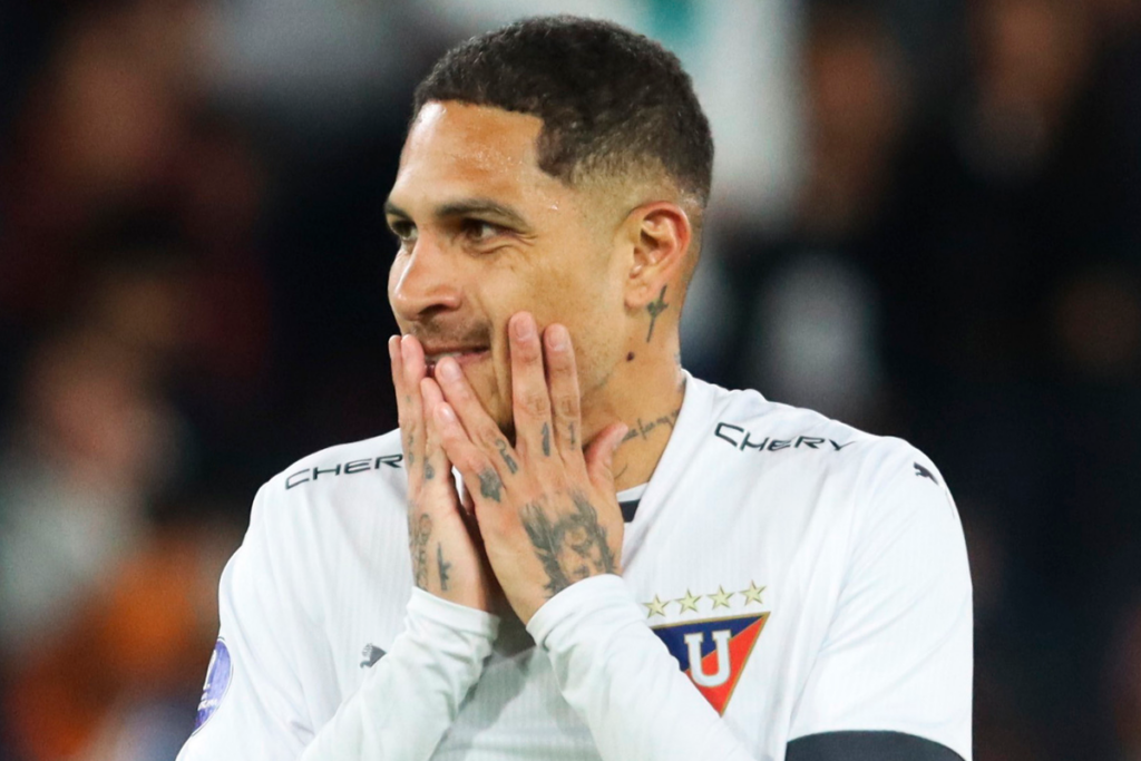 Paolo Guerrero se tapa la cara con sus manos en plena señal de lamento mientras defiende la camiseta de Liga Universitaria de Quito.