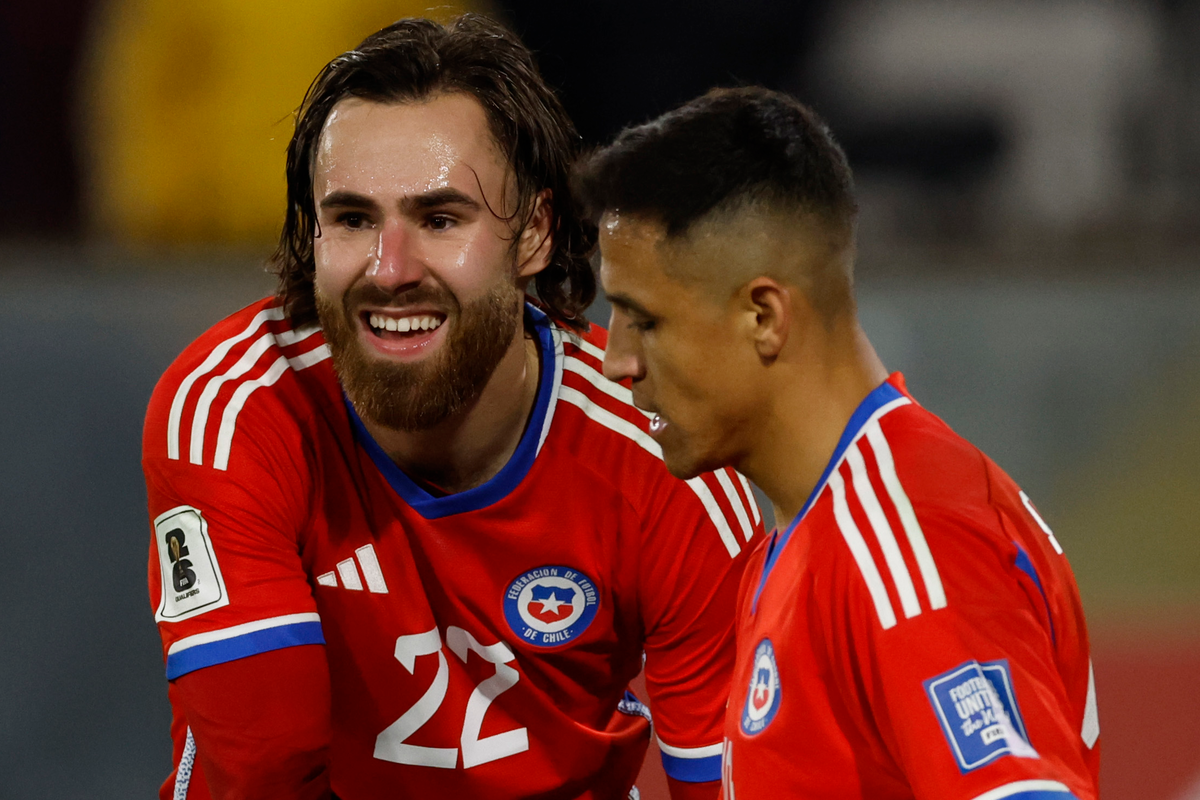 Ben Brereton sonríe y le da la mano a un cabizbajo Alexis Sánchez en pleno partido de la Selección Chilena durante la temporada 2023.