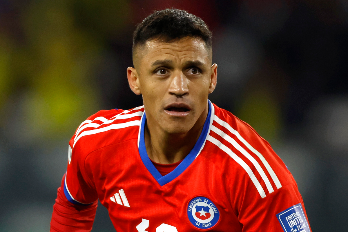 Alexis Sánchez defendiendo la camiseta de la Selección Chilena durante la temporada 2023.