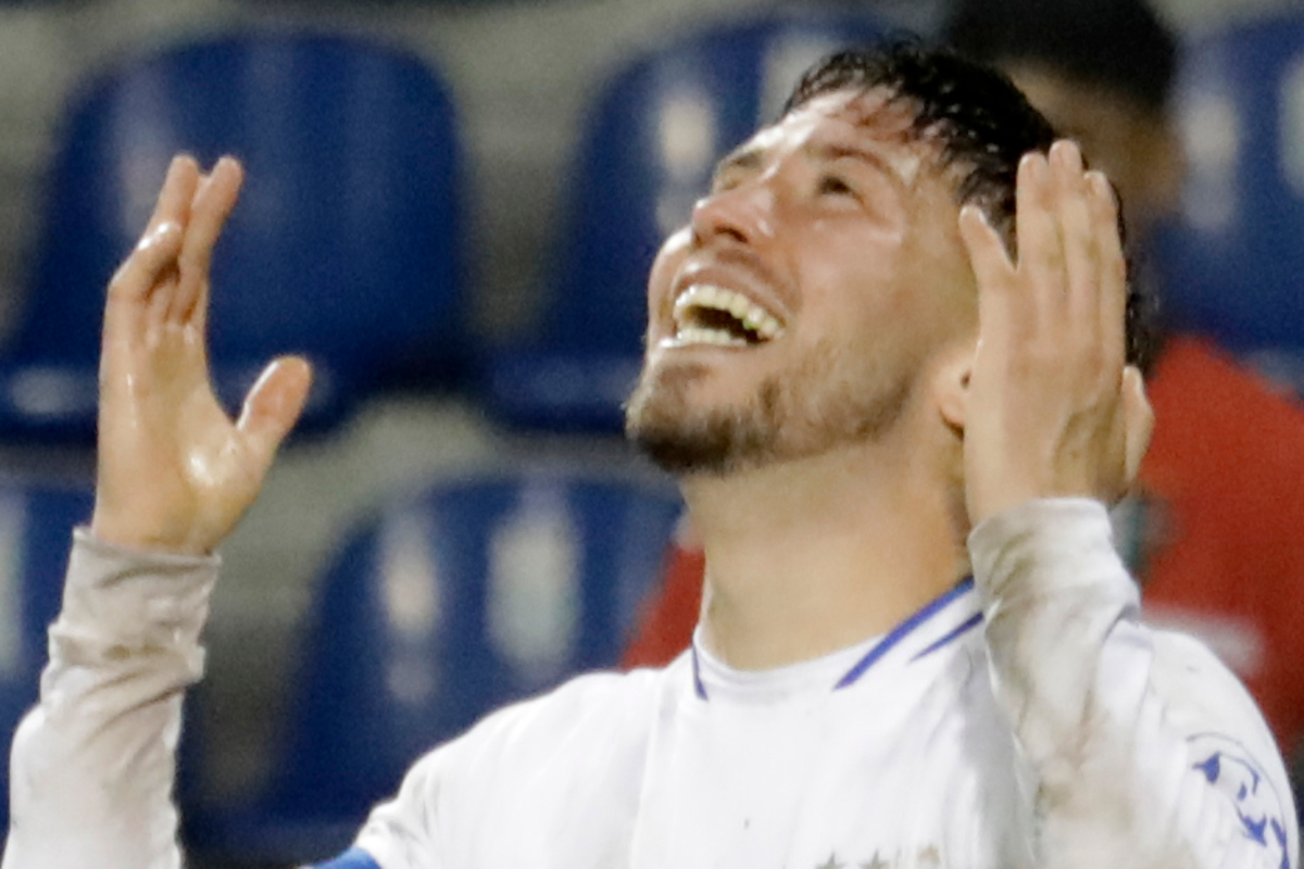 Felipe Loyola con las manos apuntando al cielo celebra un gol con la camiseta de Huachipato durante la temporada 2023