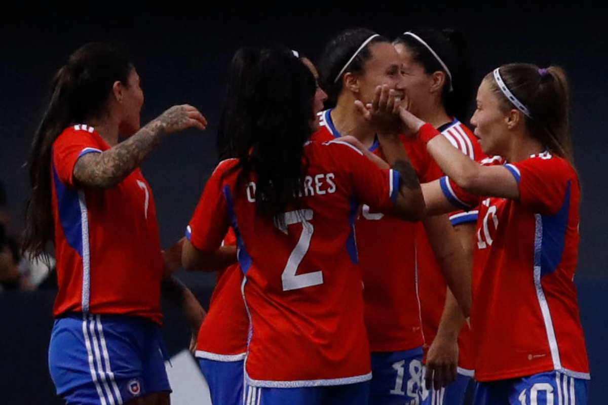 Futbolistas de la Selección Chilena Femenina celebrando un gol durante la temporada 2023.