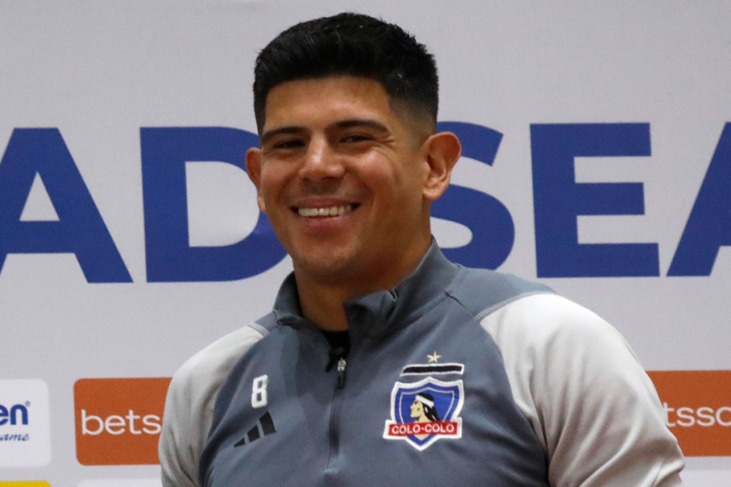 Esteban Pavez se muestra sonriente en plena conferencia de prensa con la indumentaria de entrenamiento de Colo-Colo este 2023.