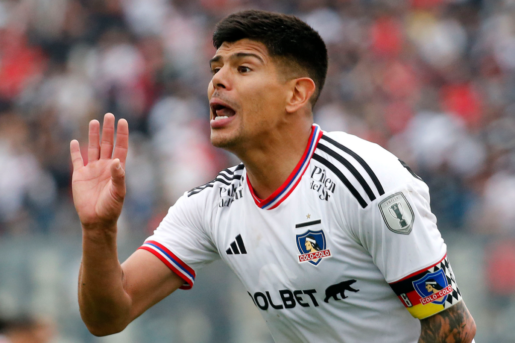 Esteban Pavez con evidentes rasgos de estar reclamando una situación en pleno partido de Colo-Colo durante la temporada 2023 en su rol de capitán del equipo.